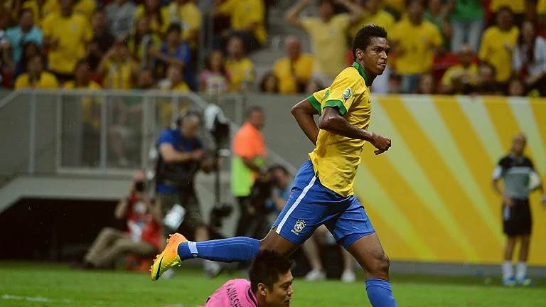 球场点球点上摆好的皮球与灯光下的球门（第一脚的分量超过它的位置）