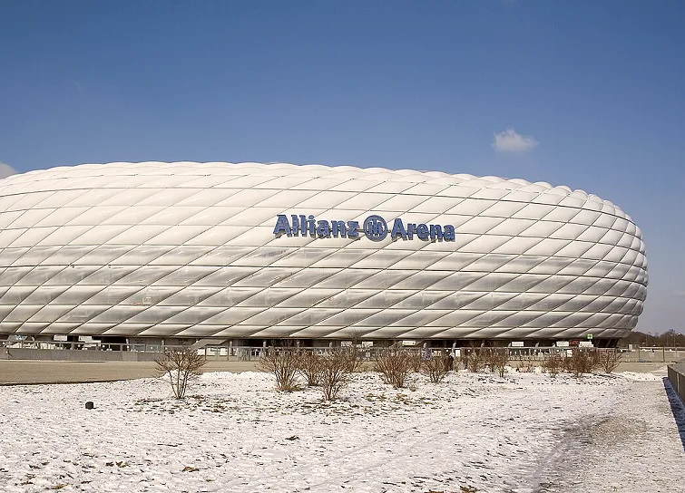 球队集训基地内队医与主教练并肩查看平板资料的场景（替换通常限定在已提交的名册内）